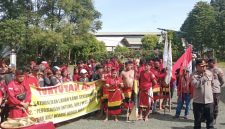 Aksi Damai Tariu Borneo Bangkule Rajakng (TBBR) Kabupaten Kotabaru menyampaikan aspirasi kepada pihak perusahaan PT Tapian Nadenggan, Senin (9/3/2026).