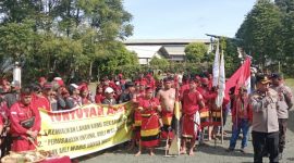 Aksi Damai Tariu Borneo Bangkule Rajakng (TBBR) Kabupaten Kotabaru menyampaikan aspirasi kepada pihak perusahaan PT Tapian Nadenggan, Senin (9/3/2026).
