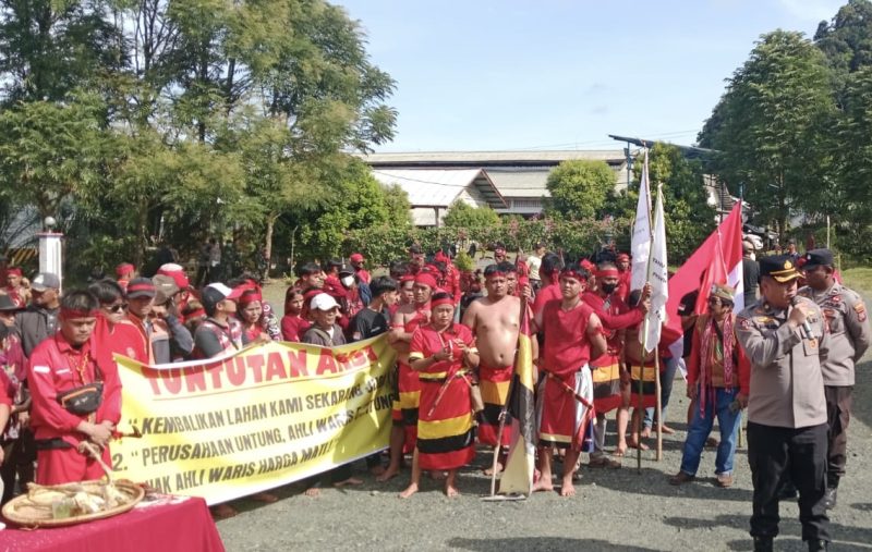 Aksi Damai Tariu Borneo Bangkule Rajakng (TBBR) Kabupaten Kotabaru menyampaikan aspirasi kepada pihak perusahaan PT Tapian Nadenggan, Senin (9/3/2026).